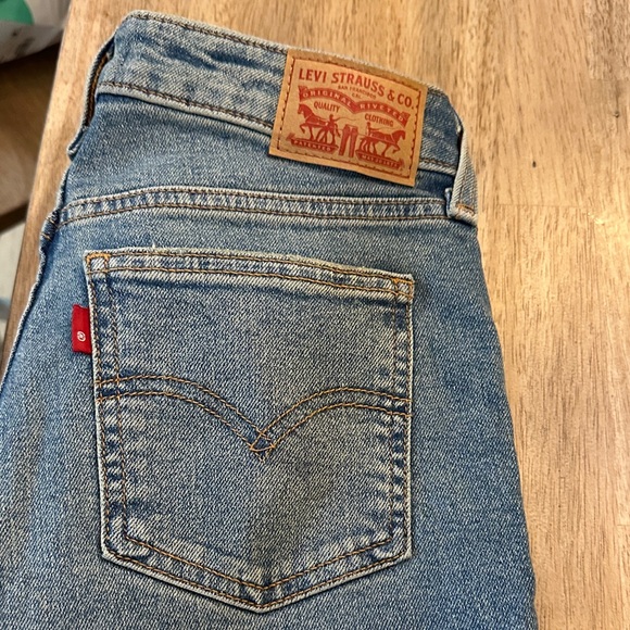 Levi's Classic Light Blue Denim Jeans. 25x32 - Picture 1 of 7